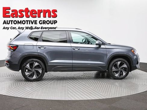 Used 2025 Volkswagen Taos SE AWD/4WD image 4