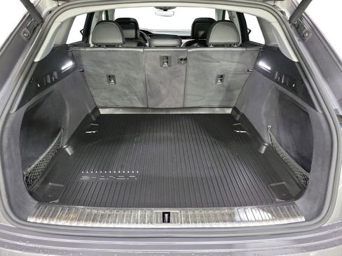 Used 2019 Audi e-tron Prestige w/ Prestige Package image 28