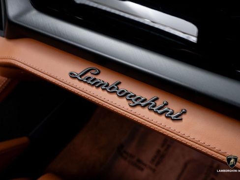 Used 2025 Lamborghini Urus SE image 47