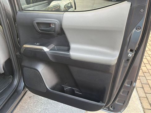 Used 2020 Toyota Tacoma SR5 RWD image 15