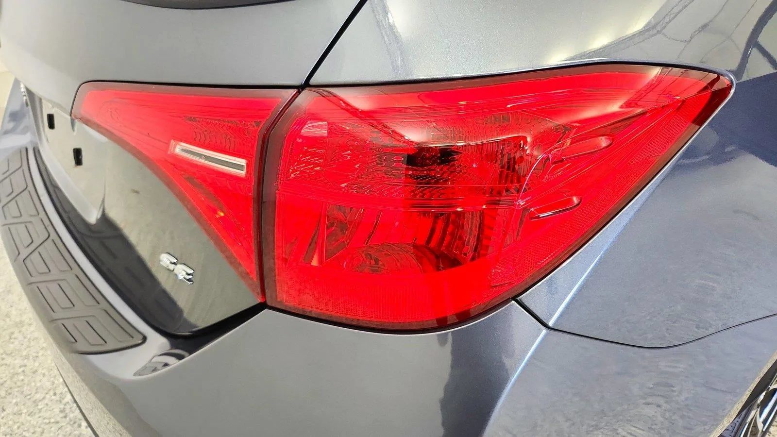 Used 2018 Toyota Corolla SE w/ SE Premium Package FWD image 32