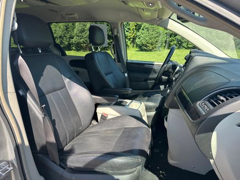 Used 2016 Chrysler Town & Country Touring-L w/ Driver Convenience Group FWD image 21