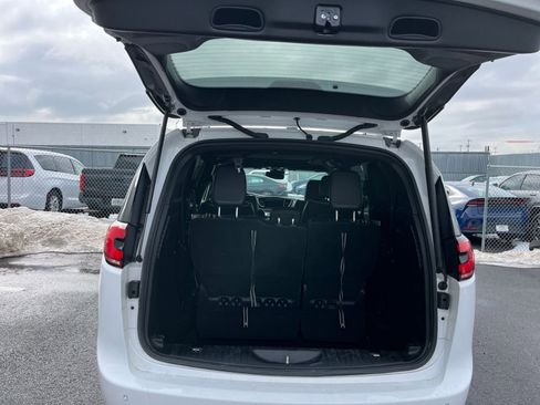 Used 2025 Chrysler Pacifica Limited image 34