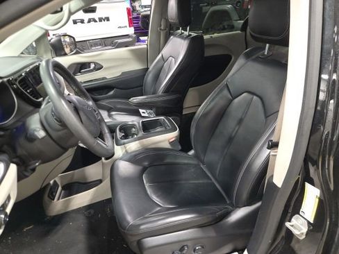 Used 2023 Chrysler Pacifica Touring-L FWD image 13