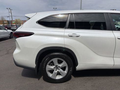 Used 2024 Toyota Highlander LE AWD/4WD image 6