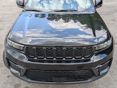 Used 2023 Jeep Grand Cherokee Limited w/ Black Appearance Package AWD/4WD image 12