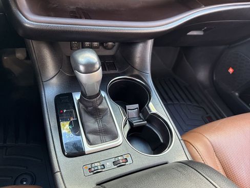 Used 2017 Toyota Highlander Limited Platinum image 40