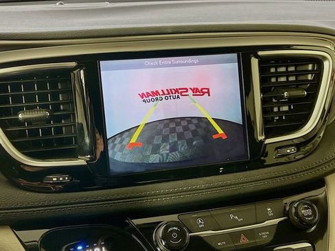 Used 2019 Chrysler Pacifica Limited FWD image 18