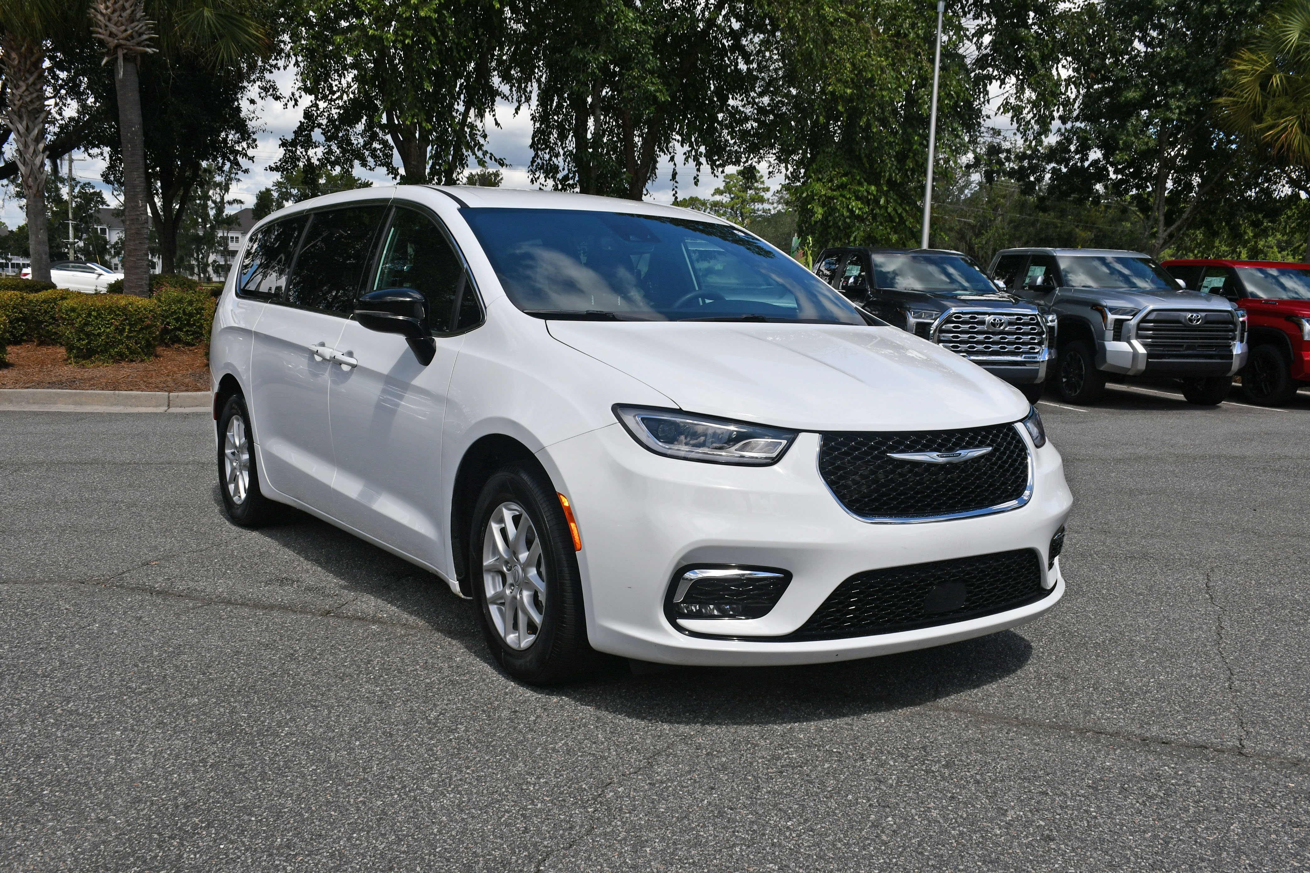 Used 2025 Chrysler Pacifica Select FWD image 6
