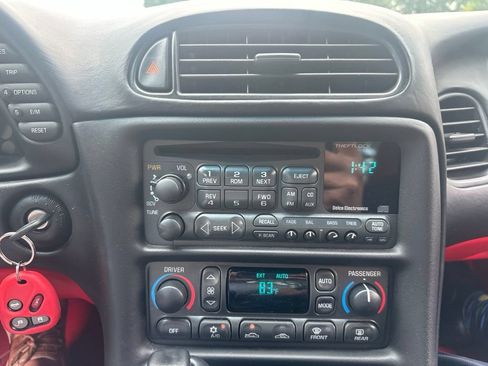 Used 2004 Chevrolet Corvette Coupe RWD image 8