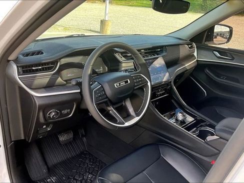 Used 2023 Jeep Grand Cherokee Limited w/ Black Appearance Package image 13