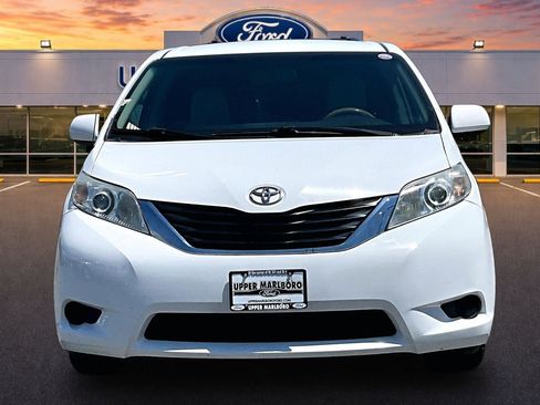 Used 2012 Toyota Sienna LE w/ Towing Pkg AWD/4WD image 3