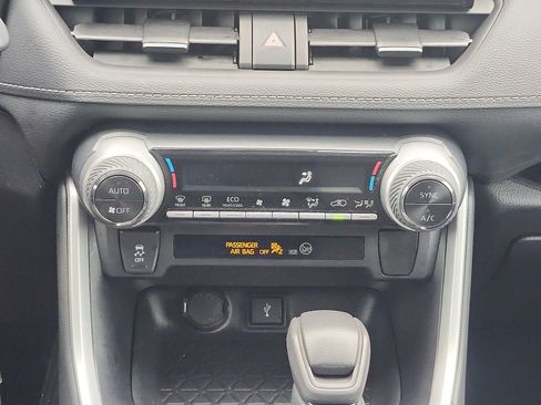 Used 2021 Toyota RAV4 LE AWD/4WD image 18