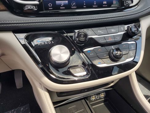 Used 2021 Chrysler Pacifica Limited w/ Uconnect Theater Family Group image 26