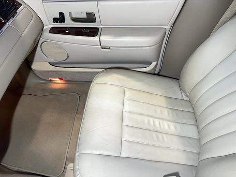 Used 2007 Lincoln Town Car Signature RWD image 41