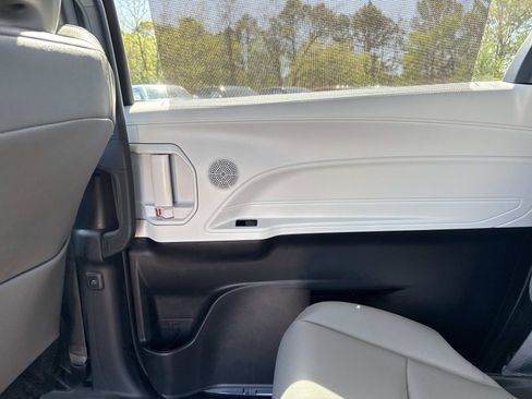 Used 2025 Toyota Sienna XLE image 13