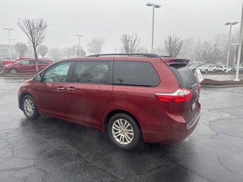 Used 2016 Toyota Sienna XLE Premium image 5