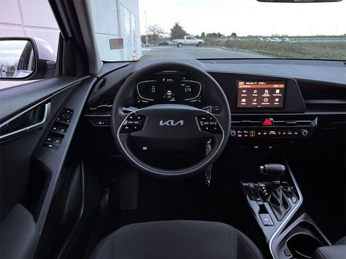 Used 2023 Kia Niro LX image 13