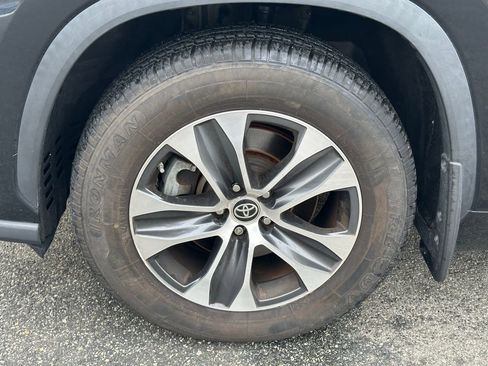 Used 2023 Toyota Highlander XLE image 11