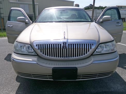 Used 2007 Lincoln Town Car Signature RWD image 6