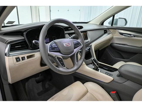 Used 2017 Cadillac XT5 Luxury w/ Driver Awareness Package image 9