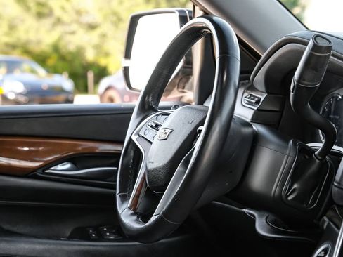 Used 2018 Cadillac Escalade Luxury RWD image 11