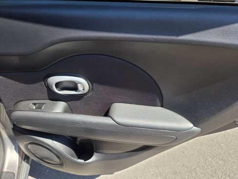 Used 2016 Kia Soul + FWD image 12