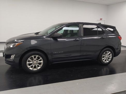 Used 2020 Chevrolet Equinox LS w/ LS Convenience Package FWD image 2