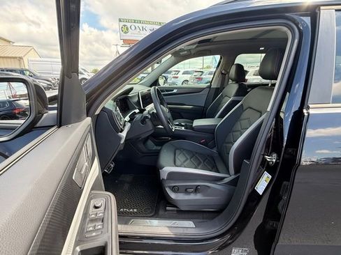 Used 2025 Volkswagen Atlas Peak Edition SE image 14