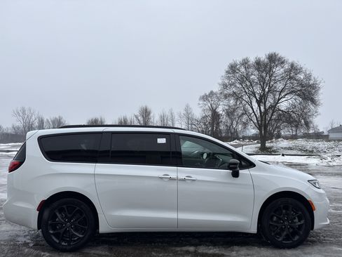 New 2026 Chrysler Pacifica Limited image 2