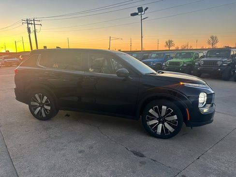 Used 2025 Mitsubishi Outlander SE image 12