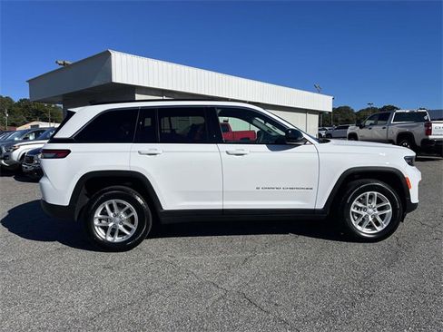 Used 2025 Jeep Grand Cherokee Laredo X image 2