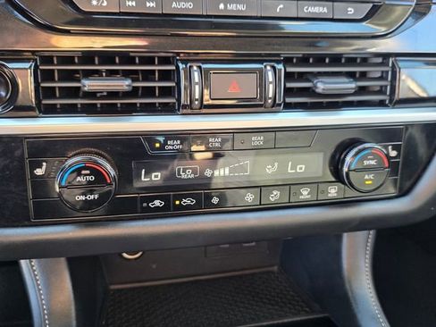 Used 2025 Nissan Pathfinder SV FWD image 33