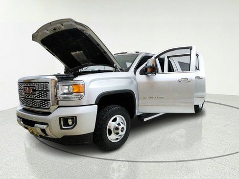 Used 2019 GMC Sierra 3500 Denali AWD/4WD image 10