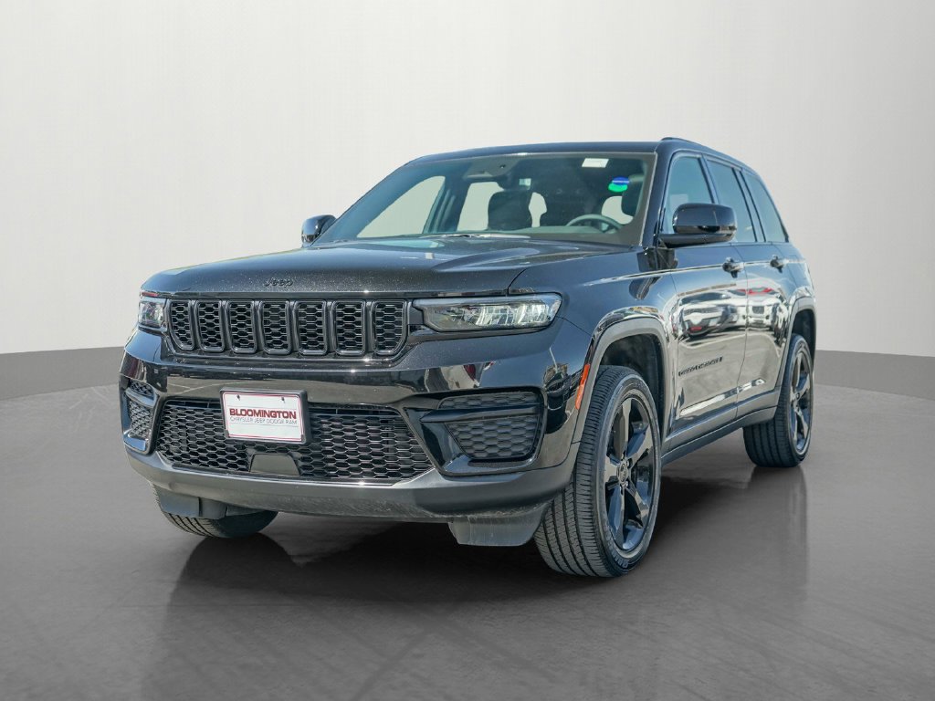 Used 2024 Jeep Grand Cherokee Altitude AWD/4WD image 3