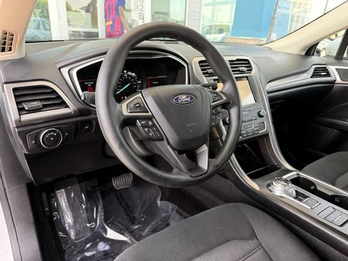 Used 2019 Ford Fusion SE FWD image 12