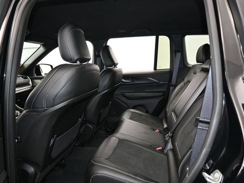 Used 2025 Jeep Grand Cherokee Altitude RWD image 19