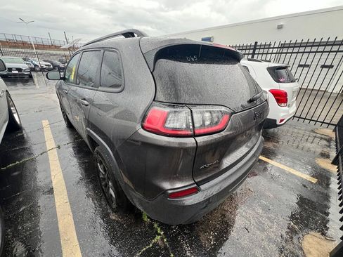 Used 2023 Jeep Cherokee Altitude Lux AWD/4WD image 3