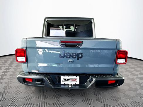 Certified 2025 Jeep Gladiator Sport AWD/4WD image 10