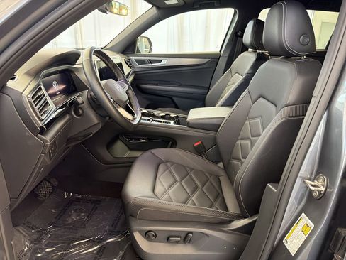 Used 2025 Volkswagen Atlas Cross Sport SE FWD image 5