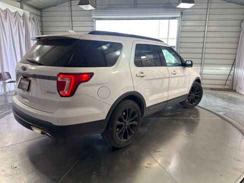 Used 2017 Ford Explorer XLT w/ Equipment Group 202A FWD image 4