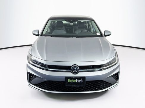 Used 2025 Volkswagen Jetta SE FWD image 2