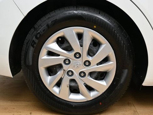 Used 2020 Hyundai Elantra SE w/ Cargo Package (C1) FWD image 13