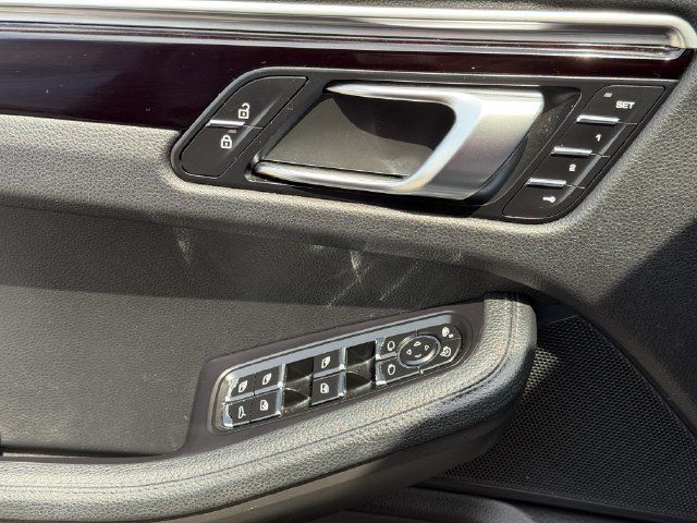 Used 2020 Porsche Macan AWD/4WD image 23