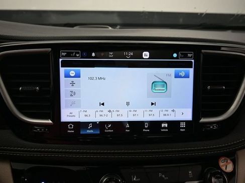 Used 2023 Chrysler Pacifica Limited FWD image 22