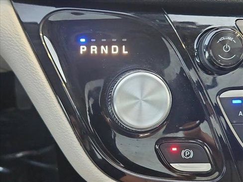 Used 2019 Chrysler Pacifica Limited FWD image 12