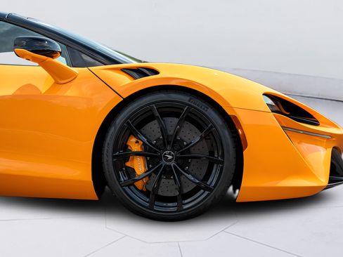 Used 2025 McLaren Artura Spider RWD image 32