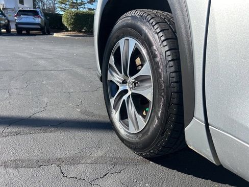 Used 2024 Toyota Highlander XLE image 7