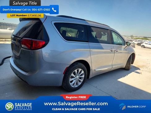 Used 2017 Chrysler Pacifica Touring-L FWD image 4