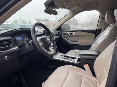 Used 2022 Ford Explorer XLT image 10
